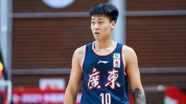 第34分钟，尤文右路角球开到禁区内达尼洛头球稍稍高出。